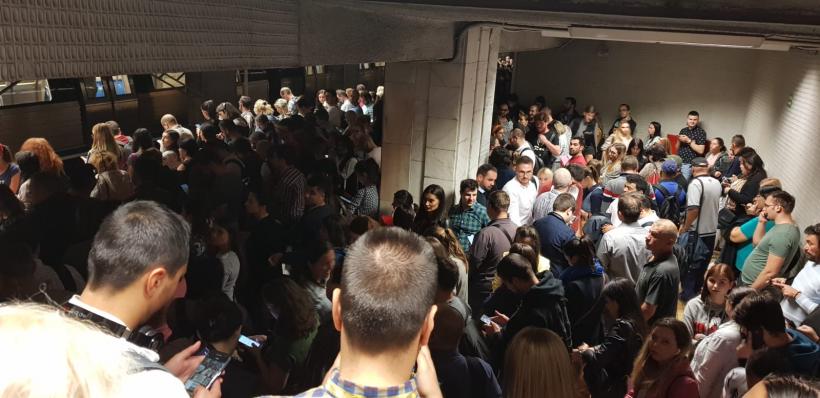 Probleme uriașe la metrou! Trenurile circulă pe un singur sens între Piața Romană și Pipera. Update: Problema s-a remediat, s-a reluat circulația normală 16