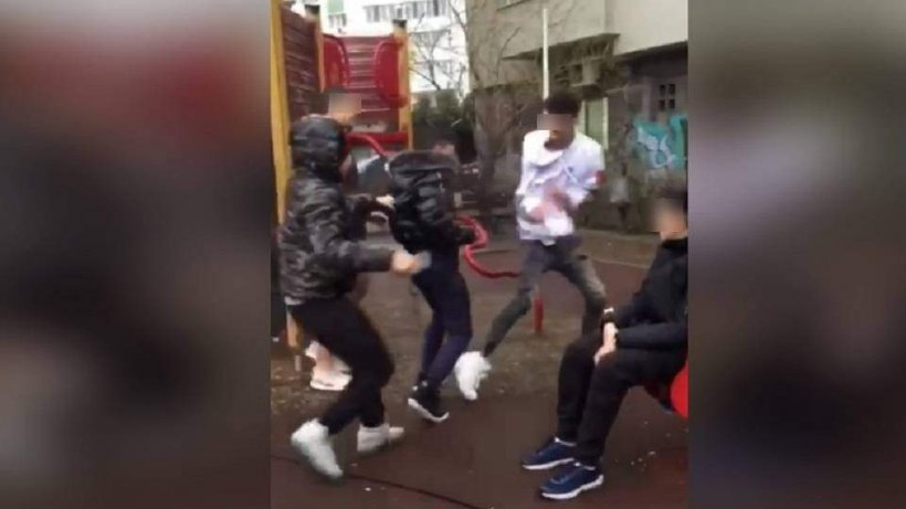 Scene revoltătoare în Capitală. Un adolescent de 16 ani a fost pus în genunchi și bătut cu bestialitate de trei băieți