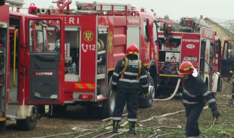 Incendiu violent în Prahova. Două locuinţe au ars complet, iar un bărbat a fost rănit  