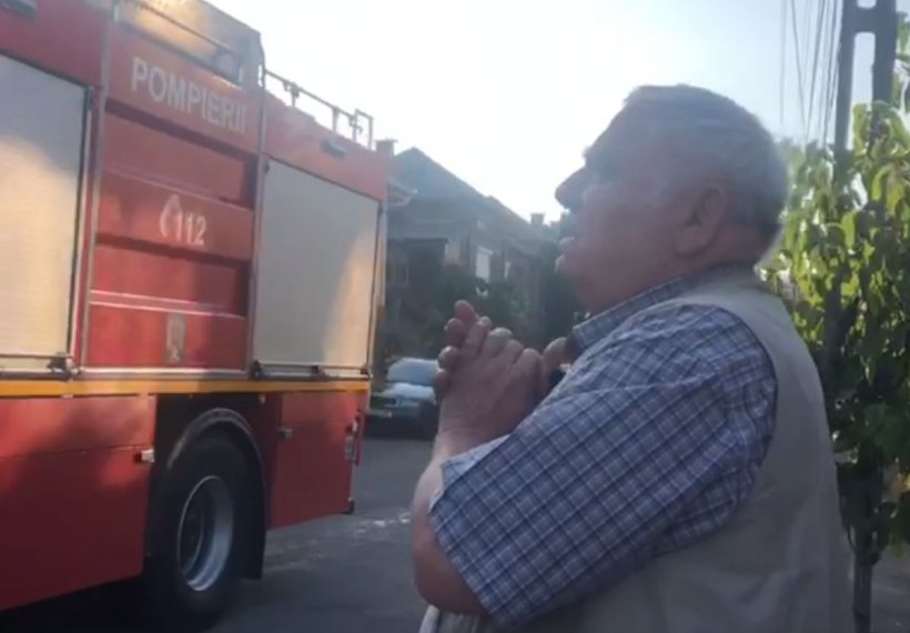 Babacu, un bătrân din Cluj s-a trezit cu pompierii în faţa casei, deşi nu ardea nimic. Când a aflat adevărul motiv, a rămas fără cuvinte - VIDEO