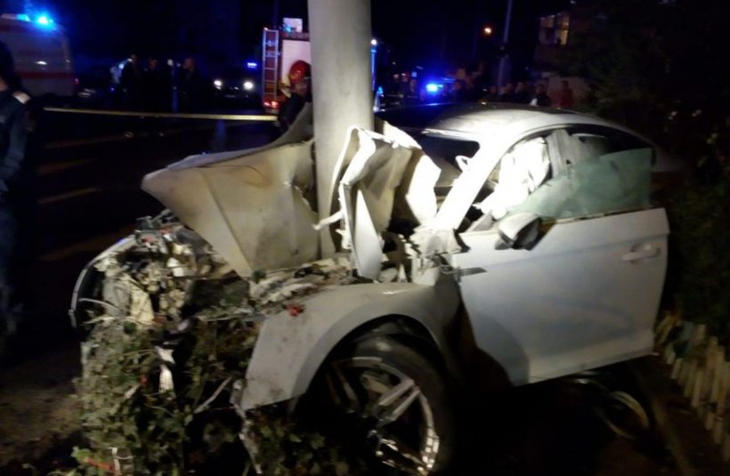 Accident teribil în Sibiu! Trei tineri de 19 ani au intrat cu mașina într-un stâlp, unul dintre ei a murit pe loc