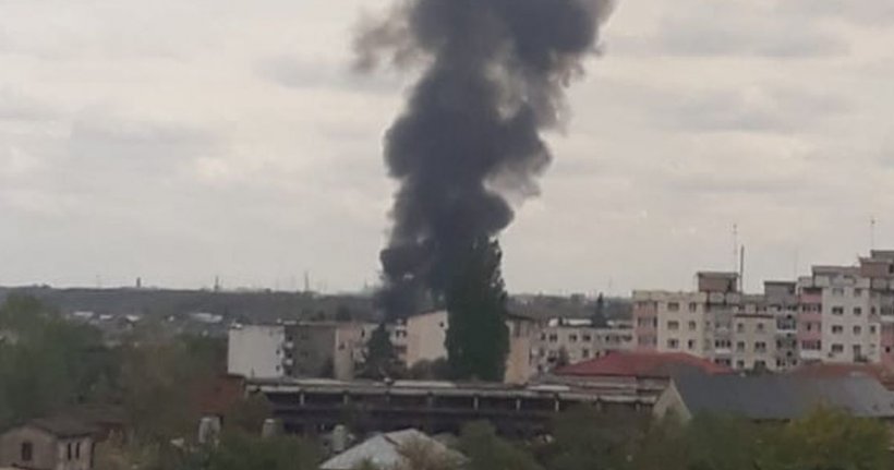 Incendiu violent la o fabrică din Pitești (VIDEO)