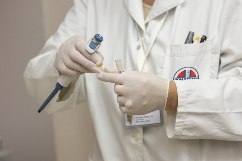 Medic din Neamț, prins în flagrant când lua mită. Denunţătorul a sunat la un call-center anticorupţie