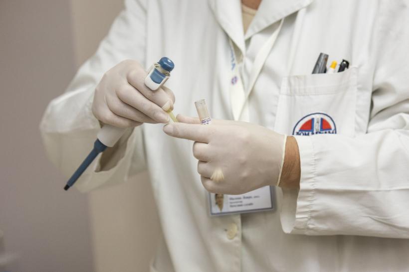 Medic din Neamț, prins în flagrant când lua mită. Denunţătorul a sunat la un call-center anticorupţie 16