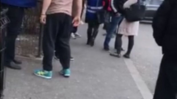 Scene scandaloase. Doi controlori de bilete pun la pământ un adolescent și îl bat măr VIDEO