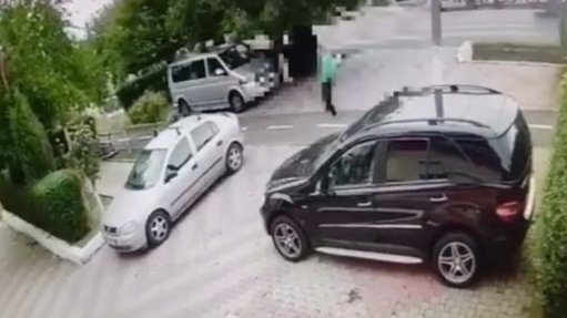Un hoţ trece pe lângă un Mercedes, un Volkswagen şi un Opel. Pe care dintre ele o jefuieşte? - VIDEO