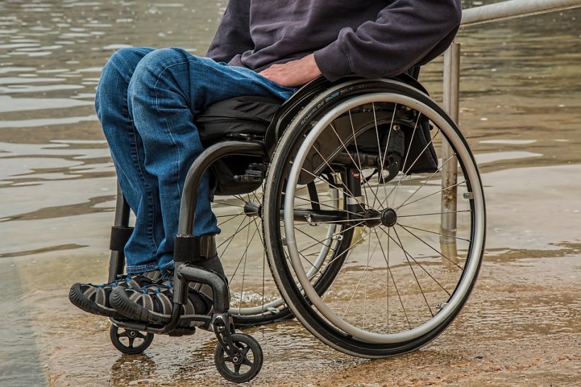 Un bărbat paralizat a fost îmbrăcat într-un costum. Ce a descoperit după doar câteva minute. VIDEO