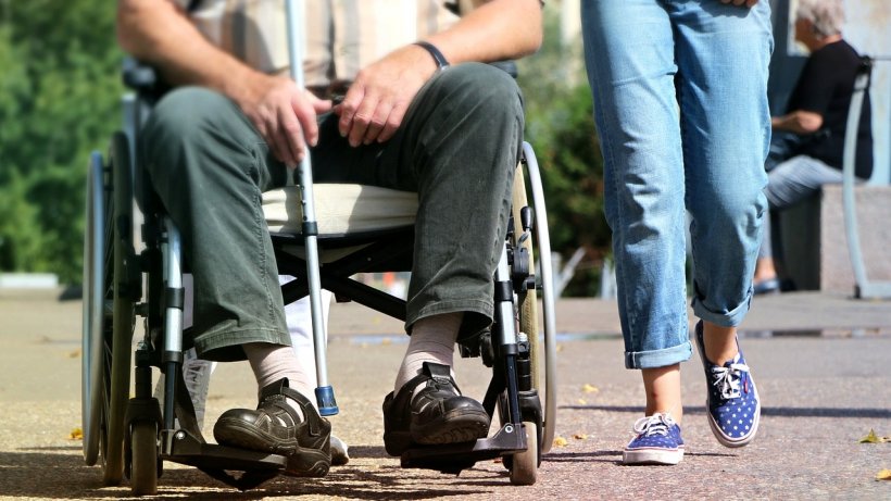 Viorica Dăncilă: Persoanele cu dizabilităţi vor primi vouchere pentru achiziţia de echipamente moderne
