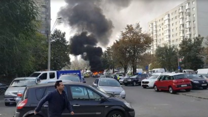 O mașină a fost cuprinsă de flăcări în Capitală. Un scurtcircuit ar fi provocat incendiul