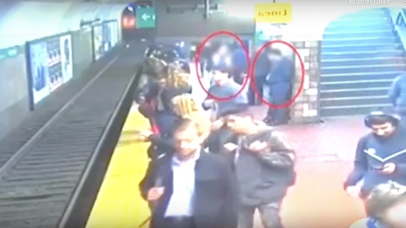 Salvată în ultima clipă. O femeie din Argentina a scăpat cu viață, după ce un călător a leșinat la metrou și a împins-o pe șine - VIDEO