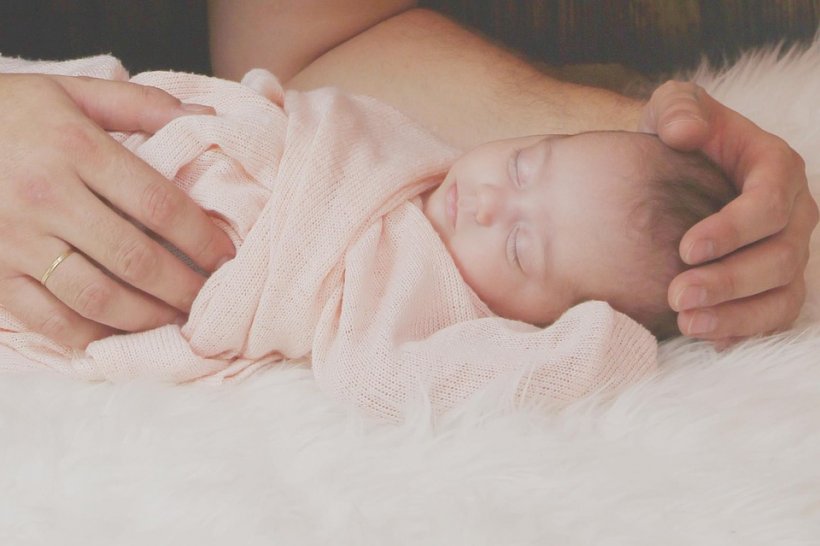 Un bebeluș adoarme liniștit în brațele mamei sale. Fotografia ascunde însă un secret înfiorător: "Vreau să îi păstrăm aproape unul de celălalt în orice mod posibil”