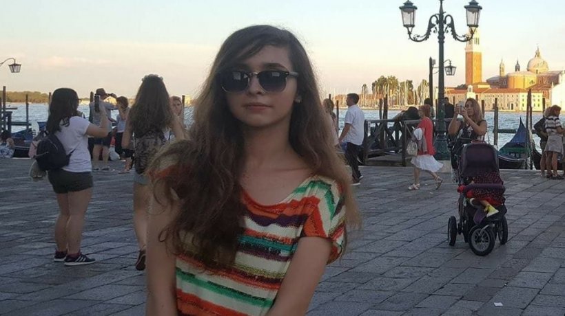 Roxana are 18 ani și este o elevă-model la un liceu din Constanța. În urmă cu câteva zile a publicat ceva pe internet. Ce a pățit imediat tânăra e rușinos: “Eu n-am venit să fiu jignită și batjocorită în fața a 30 de colegi”