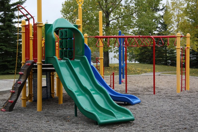 Descoperire macabră într-un loc de joacă pentru copii din Craiova. Un tânăr a fost găsit spânzurat de un tobogan 