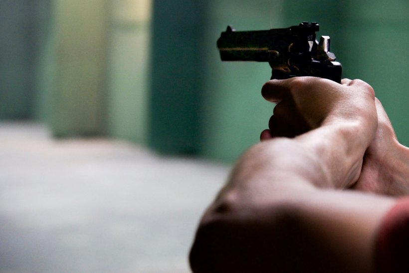 Caz şocant în Teleorman! Un tânăr a tras şapte focuri de armă spre muncitori