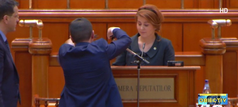 Un ministru propus în Guvernul Orban, gest nepotrivit în Parlament. A furat microfonul de la tribună, în timpul unor dezbateri