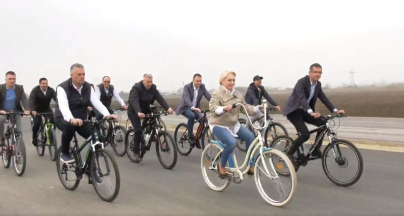 Imaginile zilei! Viorica Dăncilă, pe bicicletă la inaugurarea primilor kilometri de autostradă din Moldova