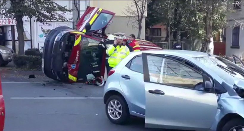 Ambulanța SMURD răsturnată, în urma unui accident. Salvatorii au ajuns ei înșiși în postura de a fi salvați