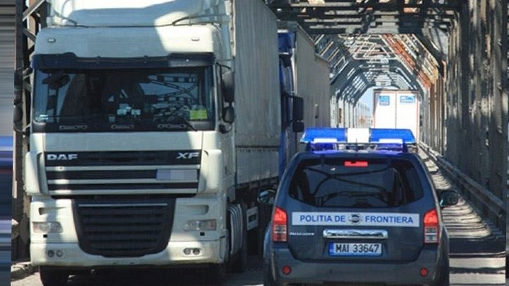 Douăzeci de migranţi descoperiți într-un camion cu paleți, în România. În ce stare erau refugiaţii