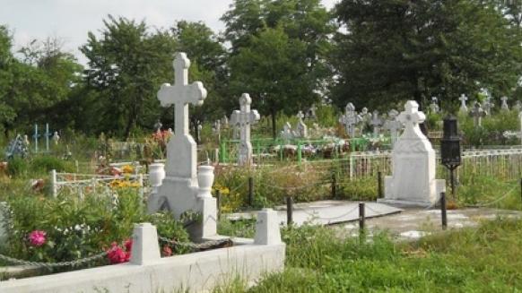 O tânără din Neamț a înviat la propria înmormântare. Ce i-a cerut preotului! Lumea a fugit imediat de lângă sicriu! 817