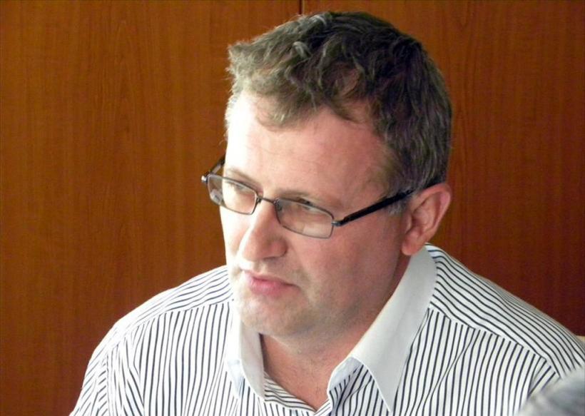Bogdan fusese ales primar în Prahova, iar într-o zi i s-a făcut poftă de amor. Când a zărit-o, nu a stat prea mult prea gânduri. Când s-a aflat cine era fata, întregul sat a început să vorbească 16