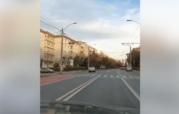 Circula pe o stradă din Cluj, când a văzut ceva revoltător: „Filmează, filmează. Ăsta sigur omoară pe cineva!” (VIDEO)