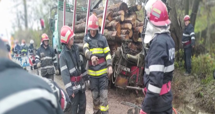Accident cumplit: Femeie strivită de un camion încărcat de lemne