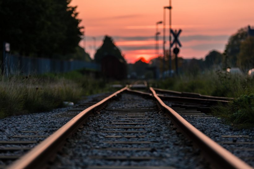 Caz bizar la Târgu Mureş! O femeie a fost luată de două ori de pe calea ferată, pentru că ar fi intenționat să se sinucidă 