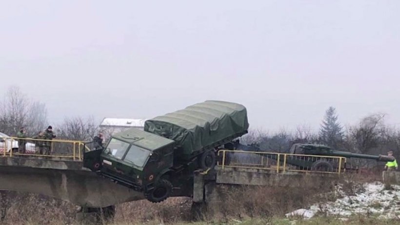 https://www.antena3.ro/thumbs/big3/2019/12/09/imagini-incredibile-in-cluj-camion-militar-suspendat-pe-marginea-unui-pod-630675.jpg