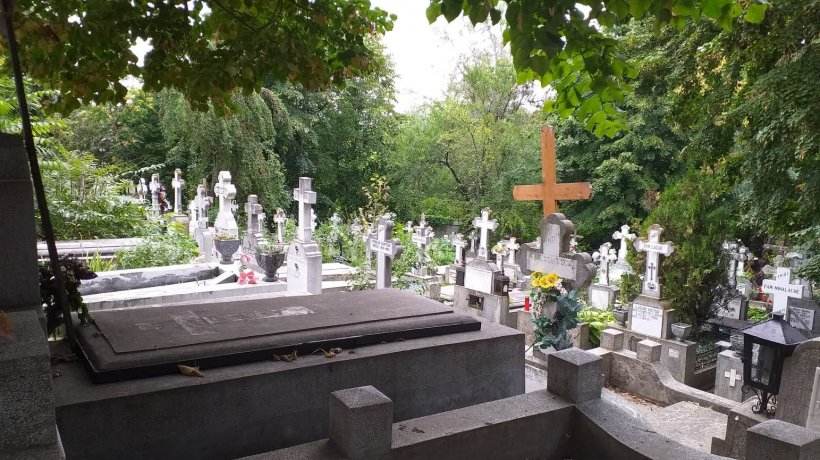 Un bărbat care dormea într-un cimitir din Huși a auzit zgomote ciudate venind dintr-un mormânt. S-a dus la preot și i-a spus, dar l-a crezut nebun. Cum zgomotele continuau, acesta a cerut iar ajutor. Înfiorător ce au găsit acolo (VIDEO)