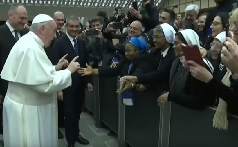 Papa Francisc, reacție neașteptată după ce o călugăriţă i-a cerut un sărut: „Promiți că nu muști?” - VIDEO viral
