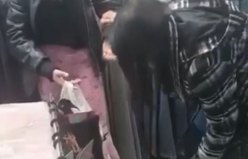 Caz șocant în Teleorman. O fată care a vrut să fure mai multe haine a fost dezbrăcată de vânzătoare și aruncată aproape goală în stradă