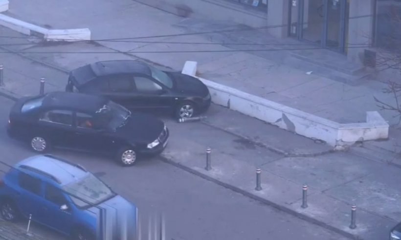 Un șofer din Constanța își parca mașina în fiecare dimineață în același loc. La plecare, locul de parcare dispărea ca prin minune. Misterul a fost risipit recent, după apariția unei filmări compromițătoare. Uite ce făcea, de fapt, șoferul!