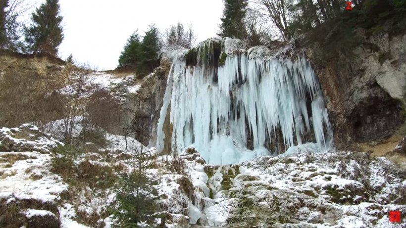 Cascada Pişoaia a îngheţat - VIDEO