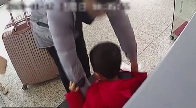 Moment șocant într-o gară! Un tată și-a luat copilul și l-a băgat în aparatul de scanat bagaje, sub privirile uluite ale agenților de securitate