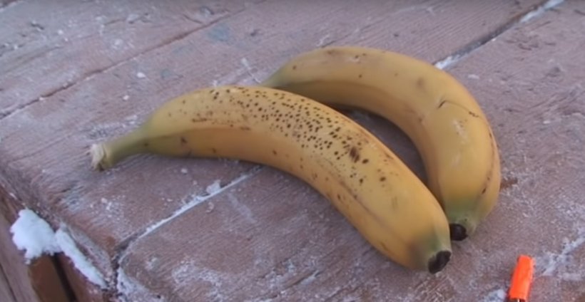 Imagini greu de privit! Ce se întâmplă cu o banană la minus 52 de grade! - VIDEO 