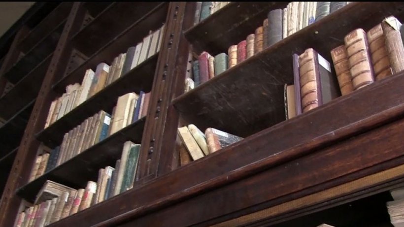 Oamenii din Craiova, puşi zilnic în pericol! Cea mai mare bibliotecă şcolară din România riscă să se prăbuşească