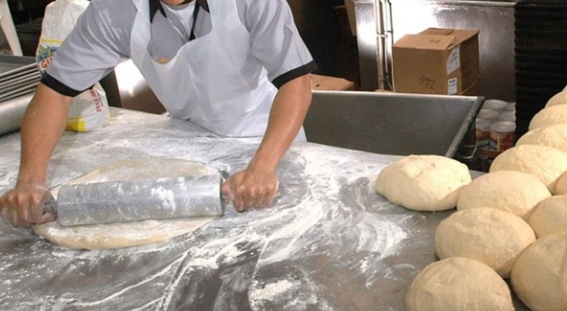 Cei doi brutari din Sri Lanka vor fi scoși din procesul de producție a pâinii. Mesajul patronului pentru oamenii din Ditrău