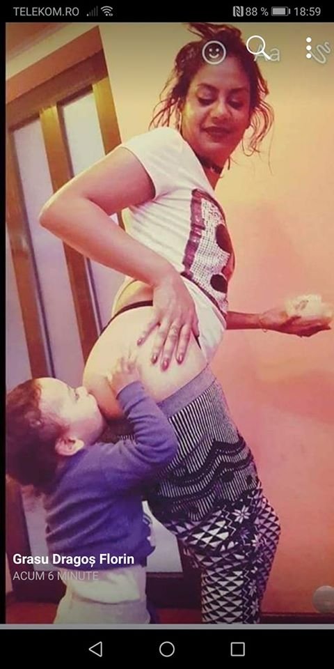 O femeie din Slatina a creat isterie, după apariția unei fotografii controversate cu fiul său pe Facebook: „Dar voi chiar nu înţelegeţi, sunteţi bătuţi în cap!”  156