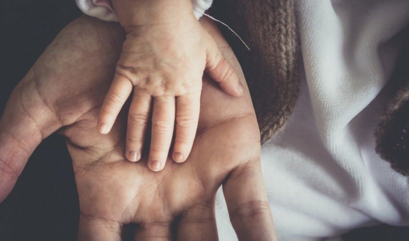 Un bărbat din Argeş şi-a pierdut dreptul de a fi părinte 12 ani, înainte de a deveni tată biologic