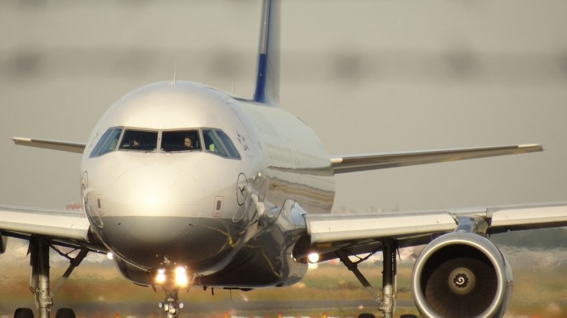 Avion, întors pe aeroportul Otopeni după ce o pasageră a avut o criză de tuse