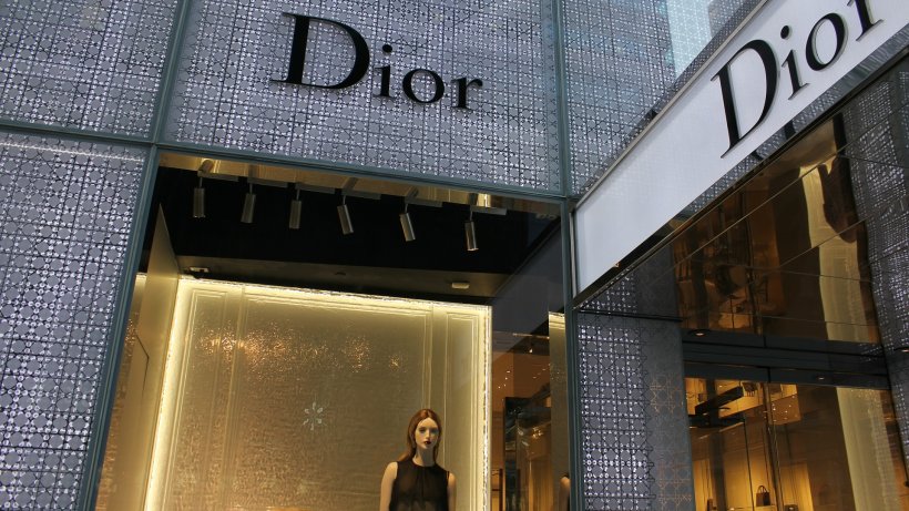 Fabricile de parfumuri Dior și Givenchy vor produce geluri dezinfectante pentru spitalele din Franța