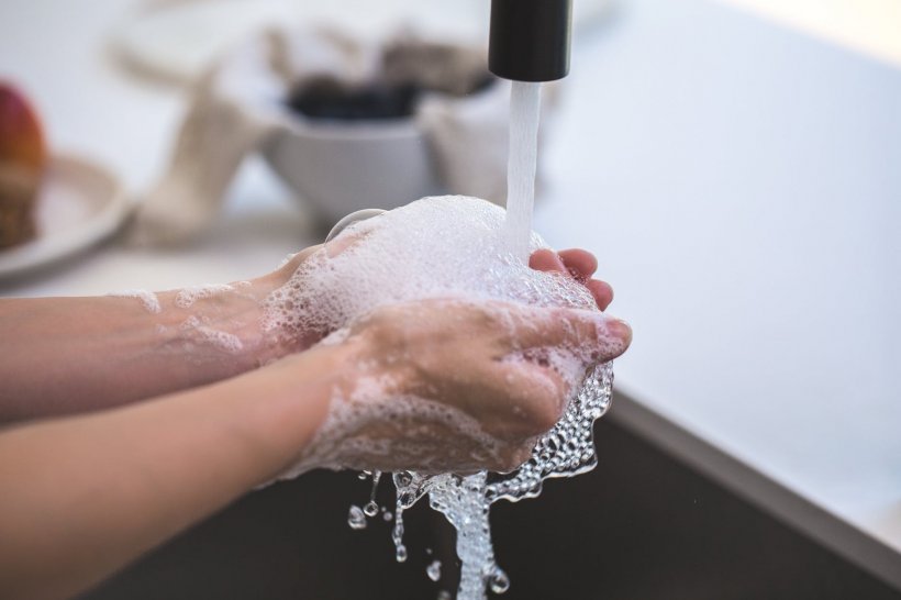 Cum ne spălăm corect pe mâini. Greșeala pe care mulți o fac fără să aibă habar