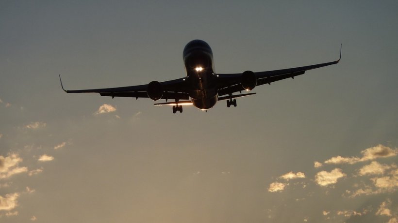 Un avion care transportă echipamente medicale din Coreea de Sud va ajunge sâmbătă la București