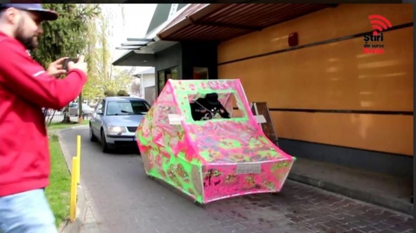 Un buzoian și-a construit o izoletă electrică roz pentru că îi era foame și nu are mașină