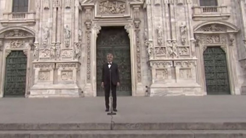 Andrea Bocelli a cântat de Paştele catolic în Domul din Milano, fără spectatori. Momentul a fost urmărit online de milioane de oameni