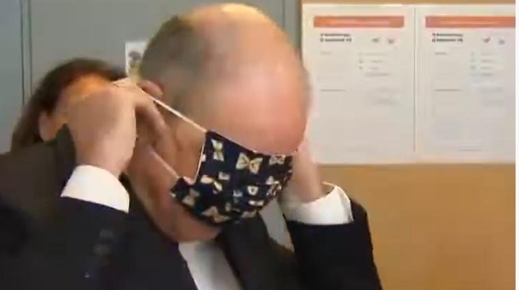 Imagini virale cu vicepremierul belgian încercând să-și pună o mască de protecție: "Am impresia că urechile mele sunt prea mari"