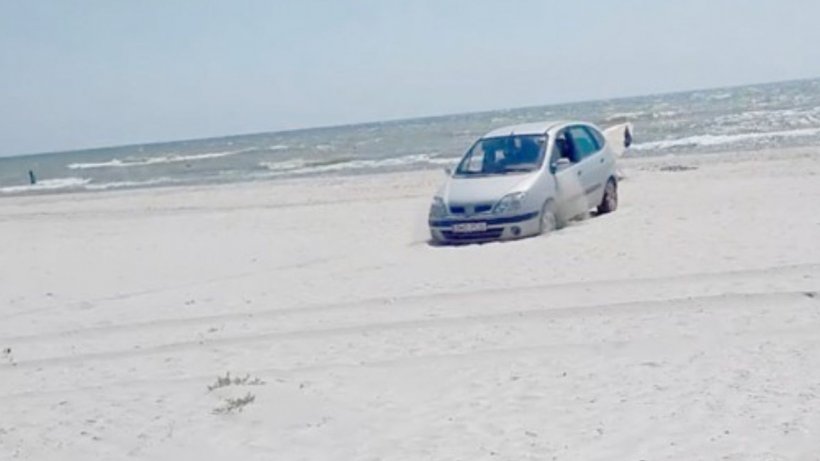 Prins cu mașina pe plajă, un constănțean le-a spus polițiștilor că se află acolo în interes de serviciu 