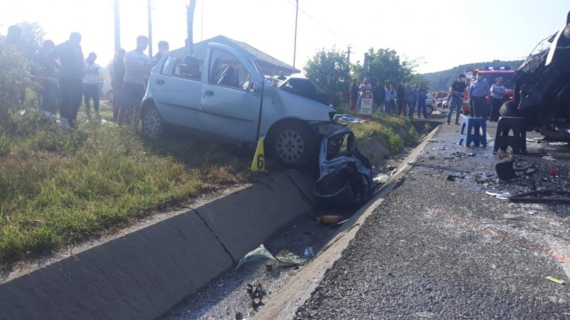 Accident rutier grav în Vrancea! Două persoane au murit, alte 11 au fost rănite