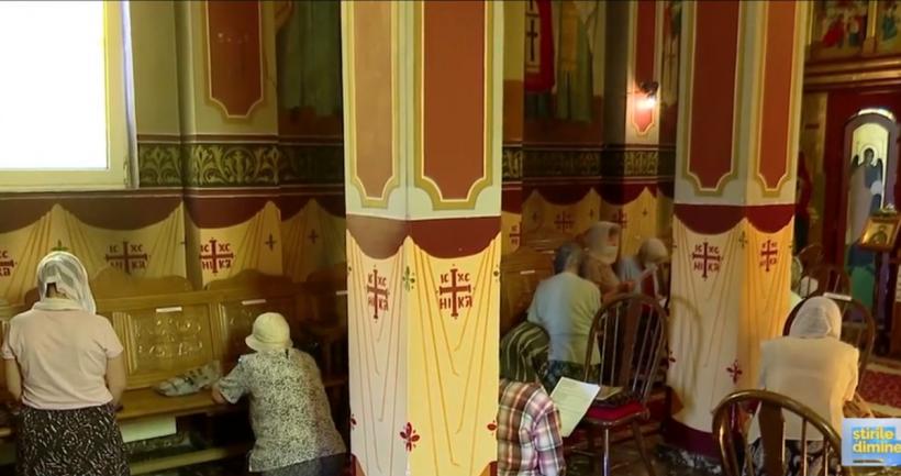 InghesuialÄƒ In BisericÄƒ Oamenii S Au Inchinat Si Au Pupat Cutia Cu Sabia Lui Stefan Cel