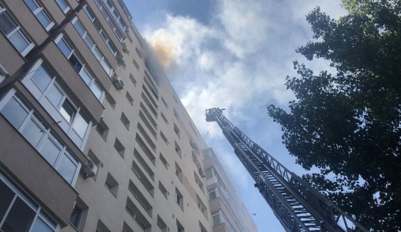 Incendiu puternic, într-un bloc din Capitală. Pompierii intervin cu 10 autospeciale de stingere, mai mulţi locatari expuși la fum - GALERIE FOTO